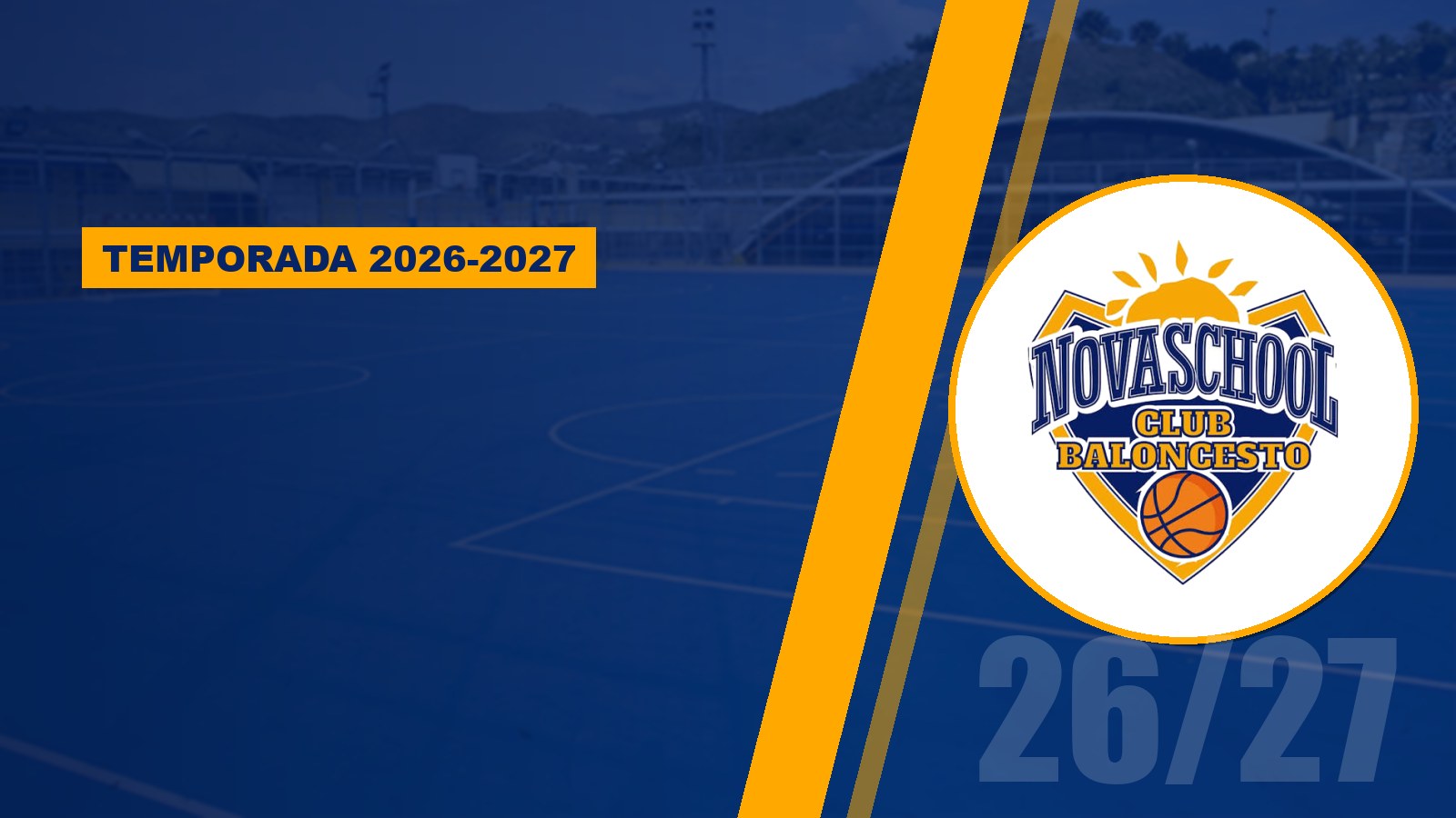 Escudo de Novaschool Club Baloncesto sobre la pista del colegio, temporada 2026-2027